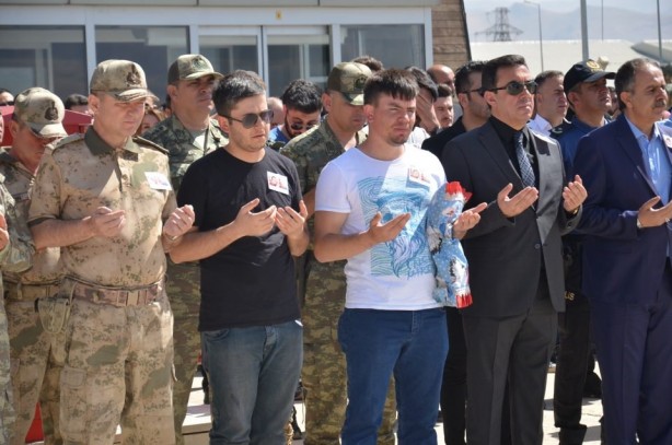 Hakkari'de şehit anne ile bebeği için tören düzenlendi