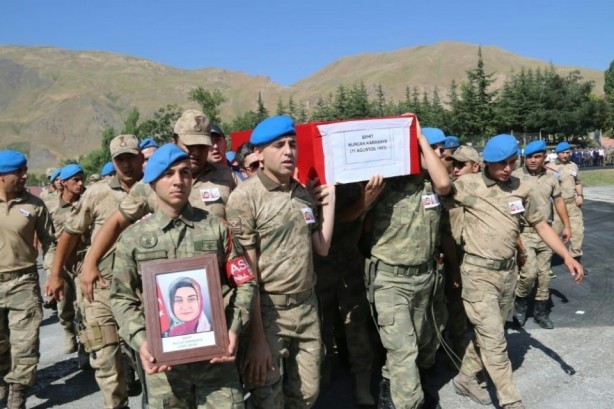 Foto - Hakkari'de şehit anne ile bebeği için tören düzenlendi