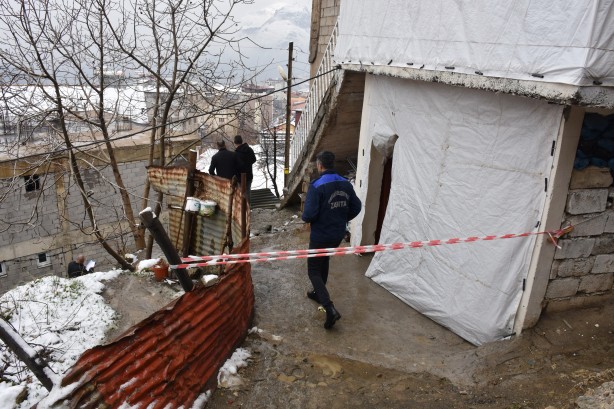 Hakkari'de toprak kayması sonucu 3 ev tahliye edildi