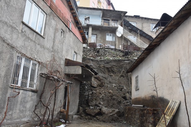 Foto - Hakkari'de toprak kayması sonucu 3 ev tahliye edildi