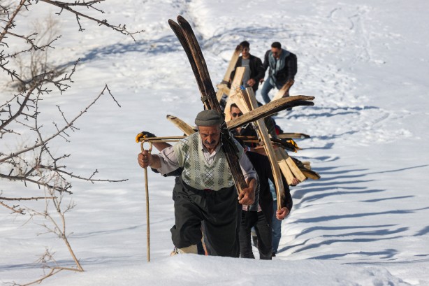 Foto - Hakkarili gençler karlı tepeleri kayak pistine çevirdi