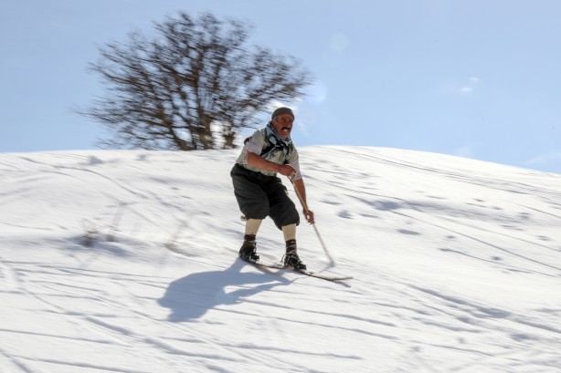 Foto - Hakkarili gençler karlı tepeleri kayak pistine çevirdi