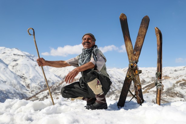 Foto - Hakkarili gençler karlı tepeleri kayak pistine çevirdi