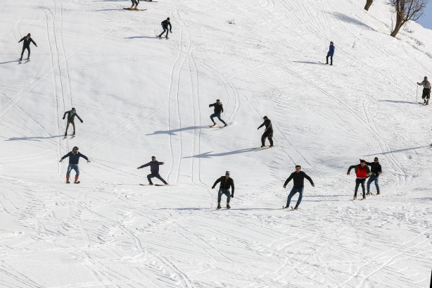 Foto - Hakkarili gençler karlı tepeleri kayak pistine çevirdi