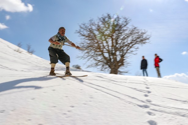 Foto - Hakkarili gençler karlı tepeleri kayak pistine çevirdi