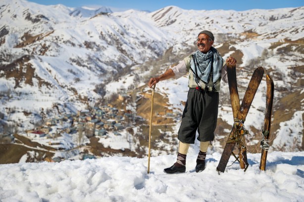Foto - Hakkarili gençler karlı tepeleri kayak pistine çevirdi