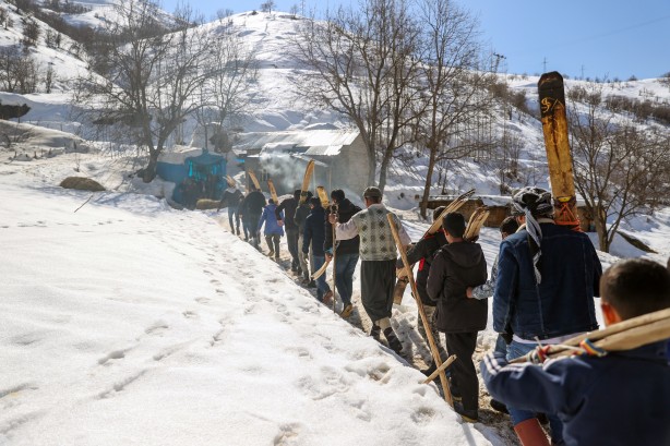 Foto - Hakkarili gençler karlı tepeleri kayak pistine çevirdi
