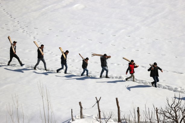 Foto - Hakkarili gençler karlı tepeleri kayak pistine çevirdi