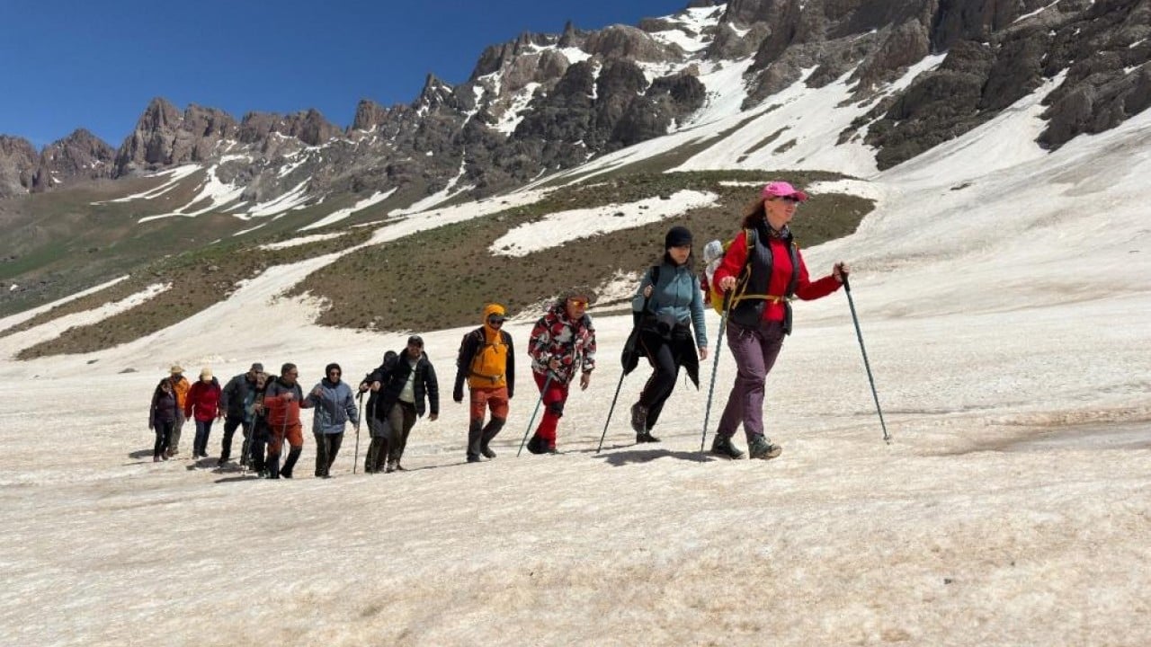Hakkari’nin saklı güzelliği Haziran ayında Yüksekova’da kar tırmanışı