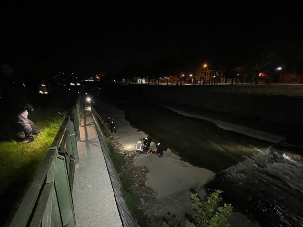 Foto - Hakkında arama kararı vardı! Ekiplerden kaçmak için dereye atladı