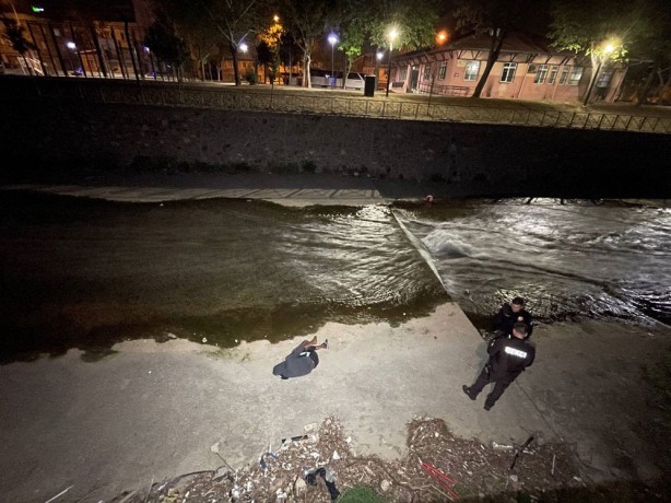 Hakkında arama kararı vardı! Ekiplerden kaçmak için dereye atladı
