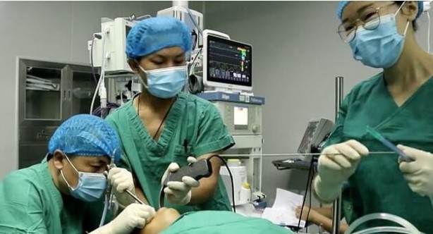 Foto - Hala canlı! 5 yaşındaki çocuğun boğazından çıkarıldı