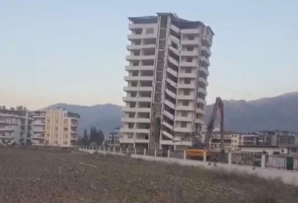 Halatla çekilen bina kağıt gibi devrildi
