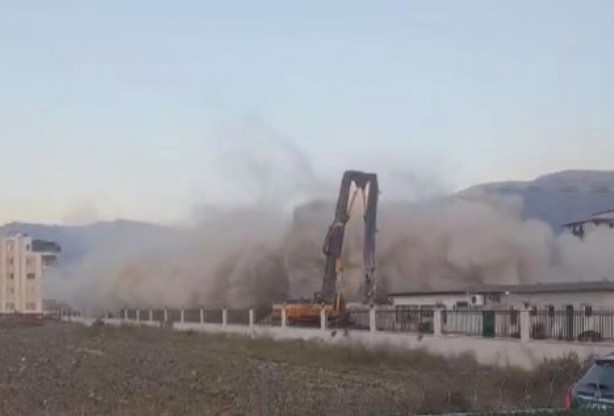 Foto - Halatla çekilen bina kağıt gibi devrildi