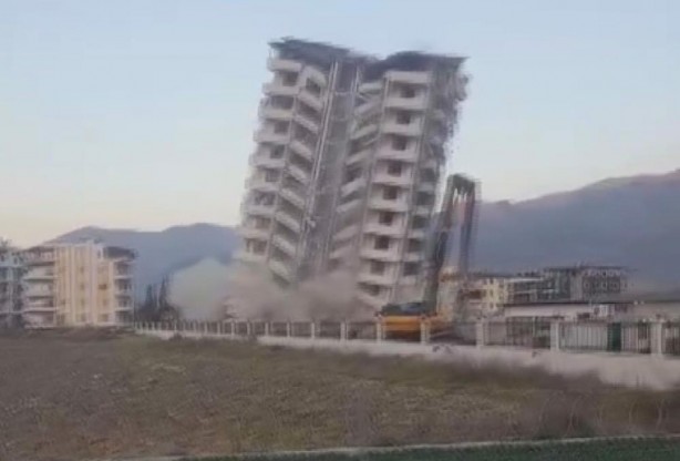 Foto - Halatla çekilen bina kağıt gibi devrildi