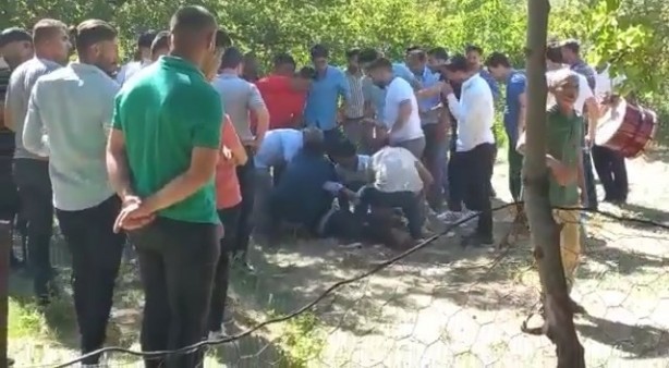 Foto - Halay çekerken bir anda yere yığıldı! Ölüm anı anbean kaydedildi