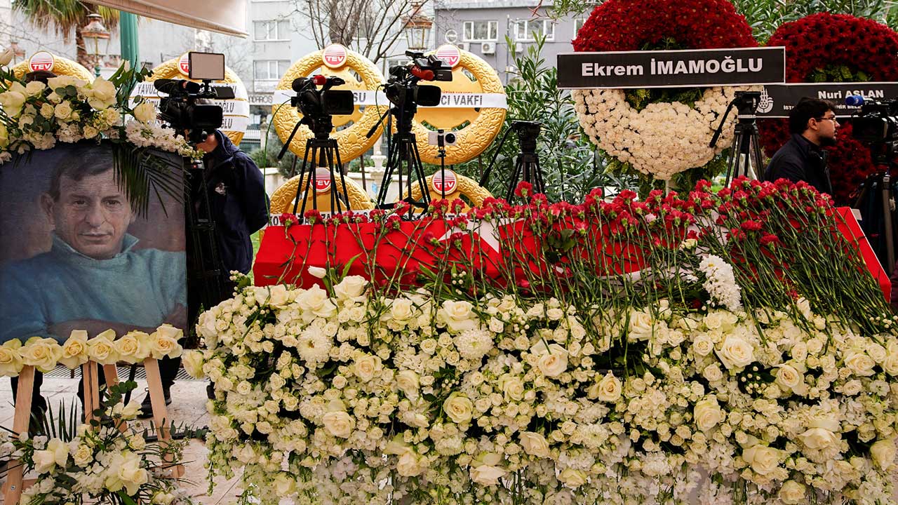 Haldun Dormen son yolculuğuna uğurlandı! Ekrem İmamoğlu çelenk gönderdi, İzzet Günay cenazede fenalaştı