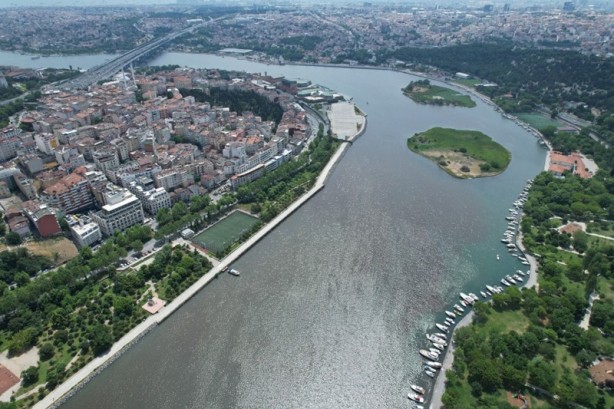 Foto - Haliç'te suyun rengi kahverengiye dönüştü