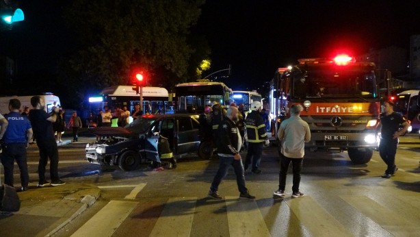 Foto - Halk otobüsü ile otomobil çarpıştı: 1 ağır yaralı