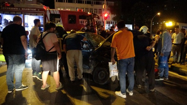 Foto - Halk otobüsü ile otomobil çarpıştı: 1 ağır yaralı