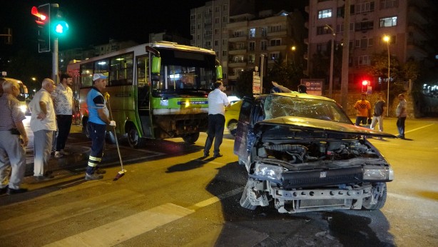 Foto - Halk otobüsü ile otomobil çarpıştı: 1 ağır yaralı
