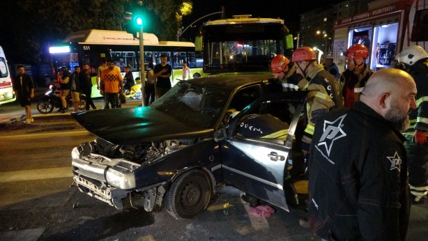 Foto - Halk otobüsü ile otomobil çarpıştı: 1 ağır yaralı