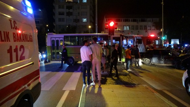 Foto - Halk otobüsü ile otomobil çarpıştı