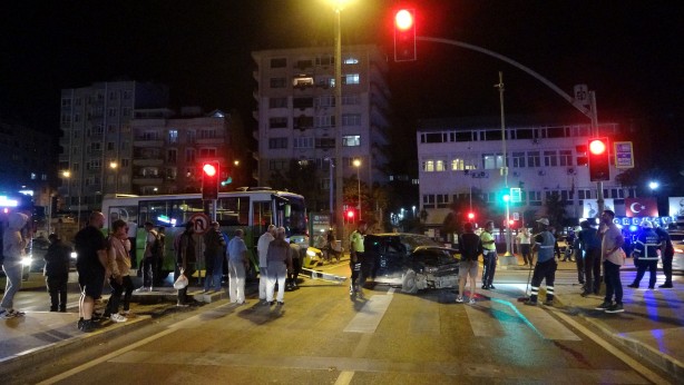 Foto - Halk otobüsü ile otomobil çarpıştı