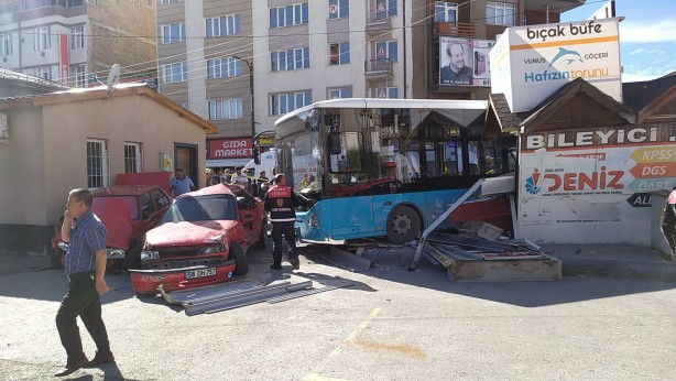 Halk otobüsü kontrolden çıktı! Ortalık savaş alanına döndü