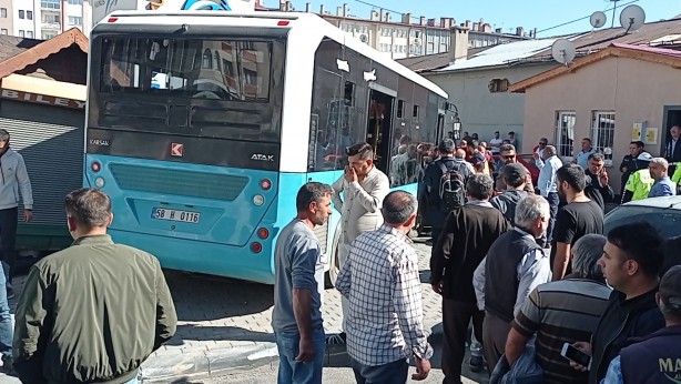 Foto - Halk otobüsü kontrolden çıktı! Ortalık savaş alanına döndü