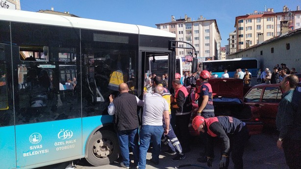 Foto - Halk otobüsü kontrolden çıktı! Ortalık savaş alanına döndü