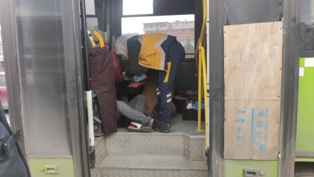 Foto - Halk otobüsü tıra çarptı: Yaralılar var