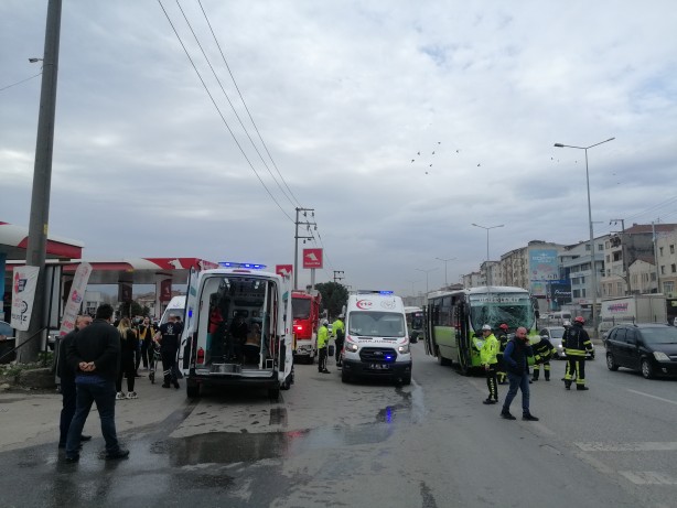 Halk otobüsü tıra çarptı: Yaralılar var