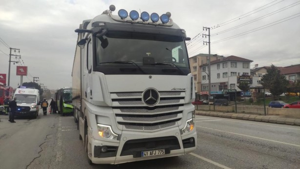 Foto - Halk otobüsü tıra çarptı: Yaralılar var