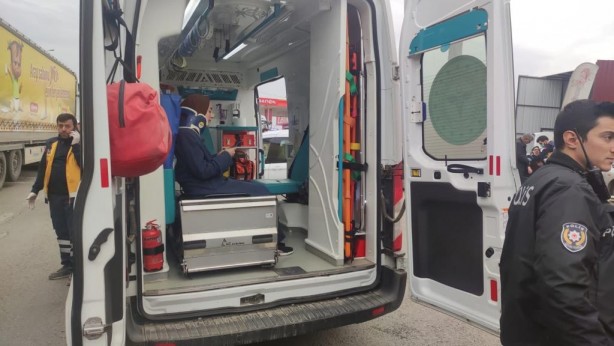 Foto - Halk otobüsü tıra çarptı: Yaralılar var