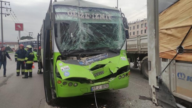 Foto - Halk otobüsü tıra çarptı: Yaralılar var