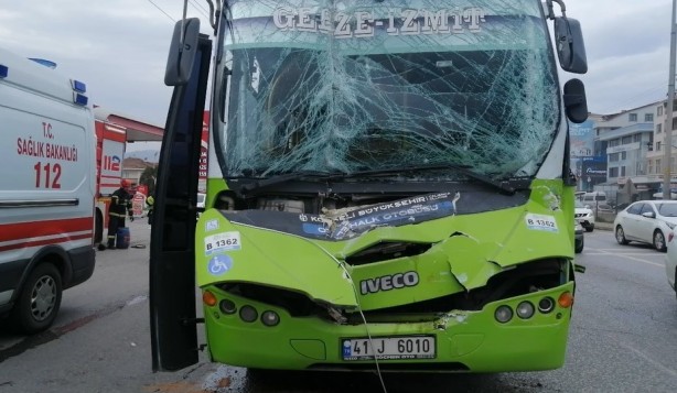 Foto - Halk otobüsü tıra çarptı: Yaralılar var