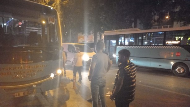 Foto - Halk otobüsün altında kaldı, vatandaşlar otobüsü kaldırarak kurtardı