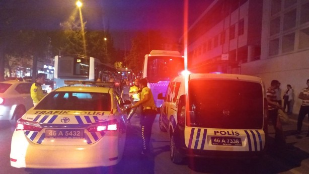 Foto - Halk otobüsün altında kaldı, vatandaşlar otobüsü kaldırarak kurtardı