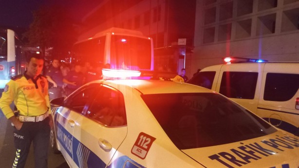 Foto - Halk otobüsün altında kaldı, vatandaşlar otobüsü kaldırarak kurtardı