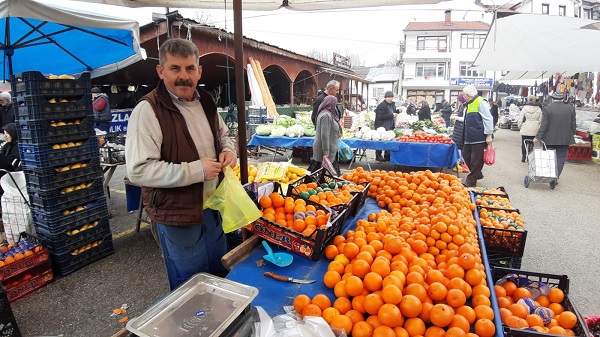 Halk pazarında karne hediyesi! 