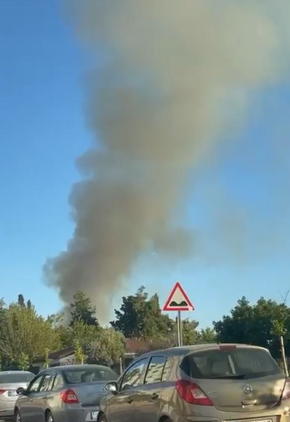 Foto - Halk plajına yakın bölgede çıkan yangın paniğe neden oldu!