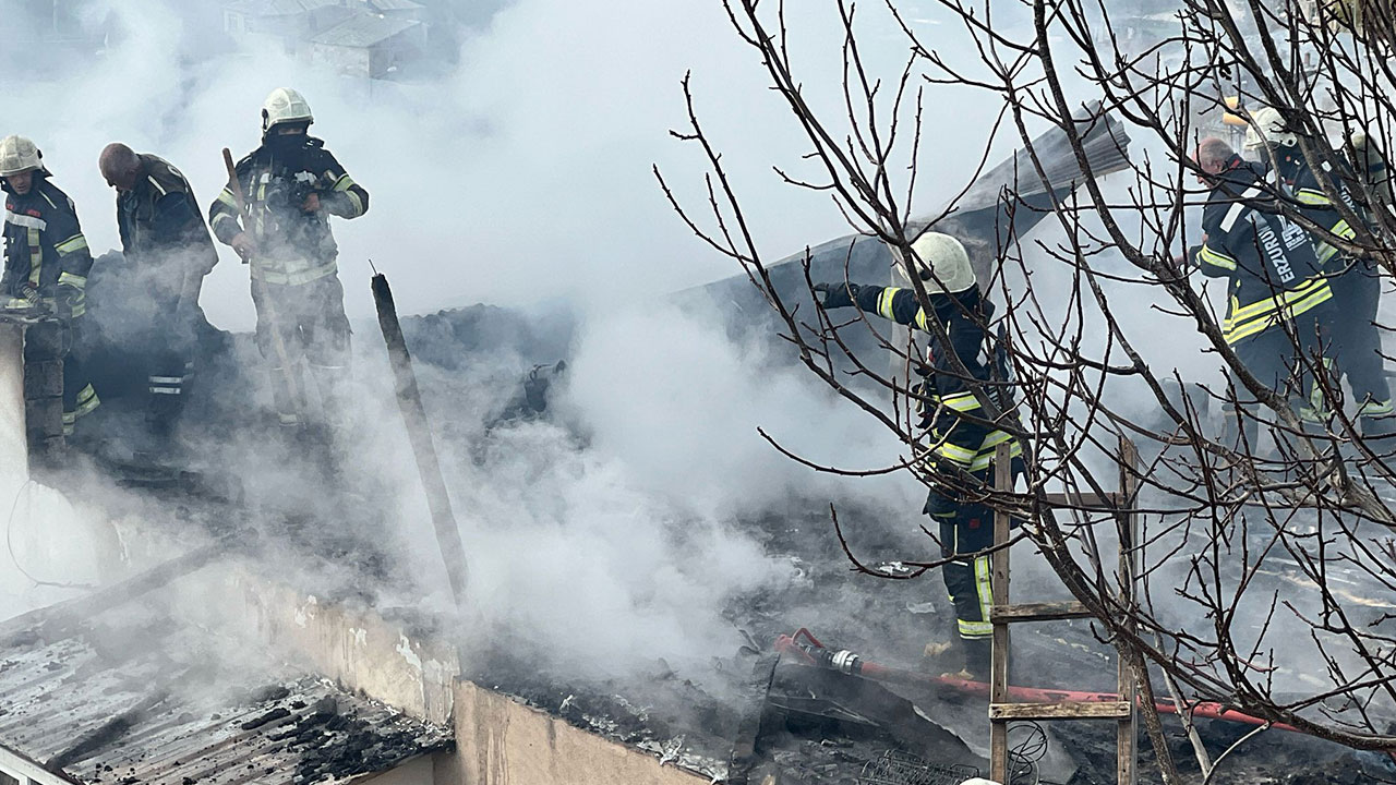 Foto - Halk sokağa döküldü! Erzurum'da hareketli saatler