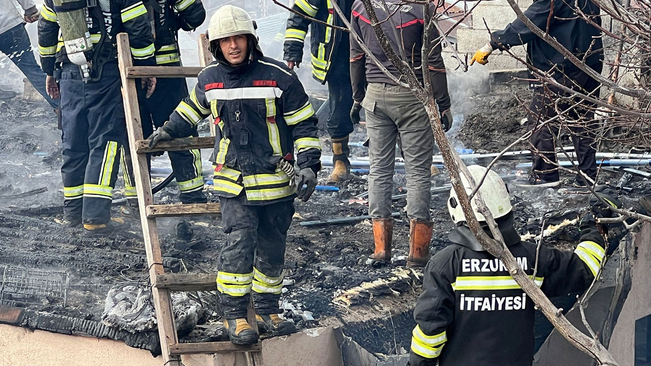 Foto - Halk sokağa döküldü! Erzurum'da hareketli saatler