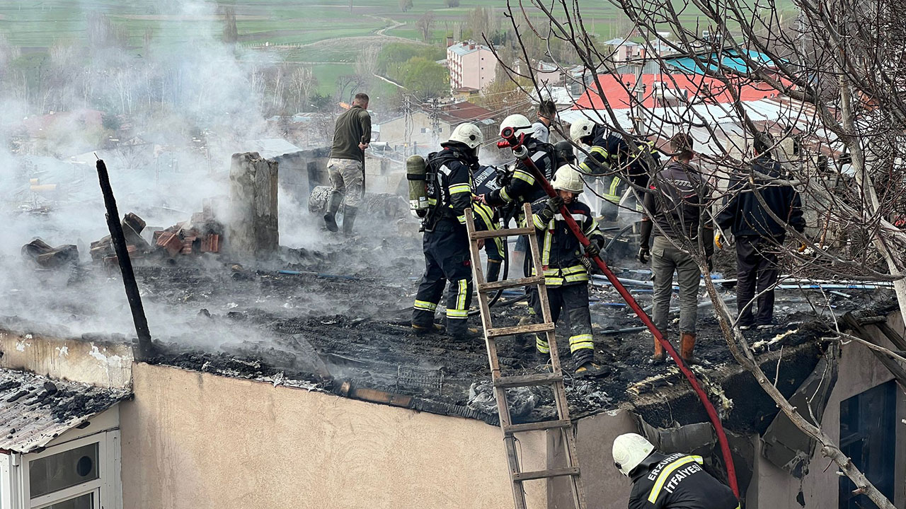 Foto - Halk sokağa döküldü! Erzurum'da hareketli saatler