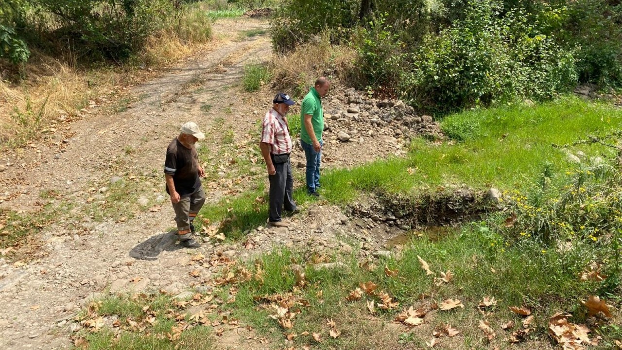 Foto - Halk 'yağmurun yağması bombayla engelleniyor' diyerek ayağa kalktı: Dua sırasında o şok ses duyuldu