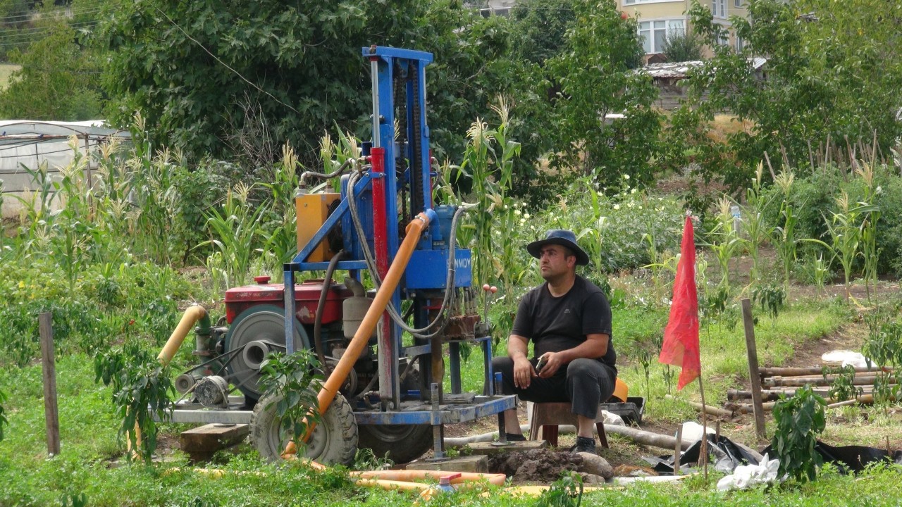 Foto - Halk 'yağmurun yağması bombayla engelleniyor' diyerek ayağa kalktı: Dua sırasında o şok ses duyuldu