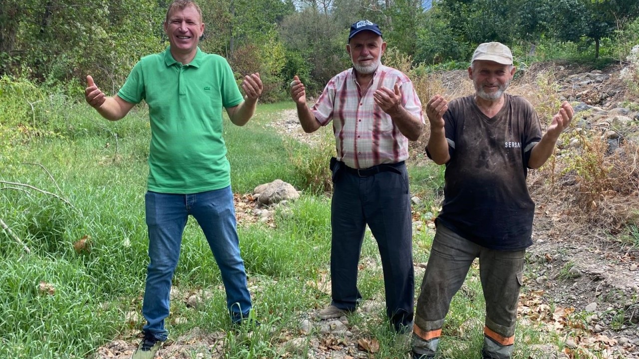 Foto - Halk 'yağmurun yağması bombayla engelleniyor' diyerek ayağa kalktı: Dua sırasında o şok ses duyuldu