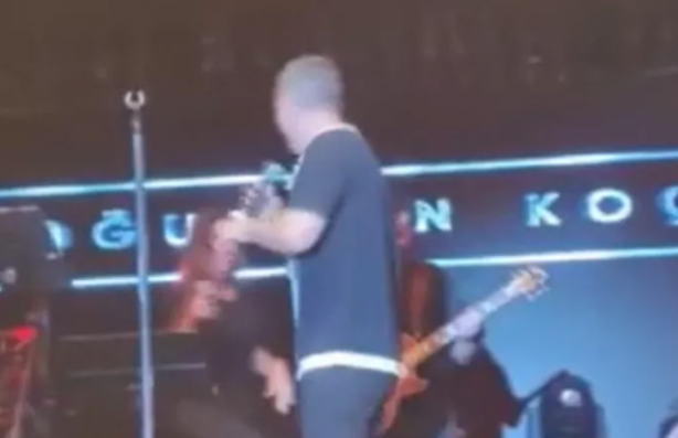 Foto - Halktan şarkıcı bozuntusuna yuhalama! Oğuzhan Koç neye uğradığını şaşırdı