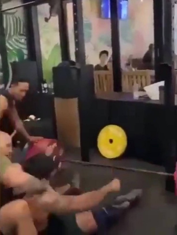 Foto - Halter kaldıran sporcunun feci ölümü kamerada! 210 kilo ağırlık boynunu kırdı, kan donduran görüntüler